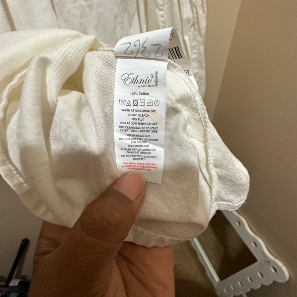 By outfitters embroidered women blouse Boho key hole Sz L - Picture 6 of 8